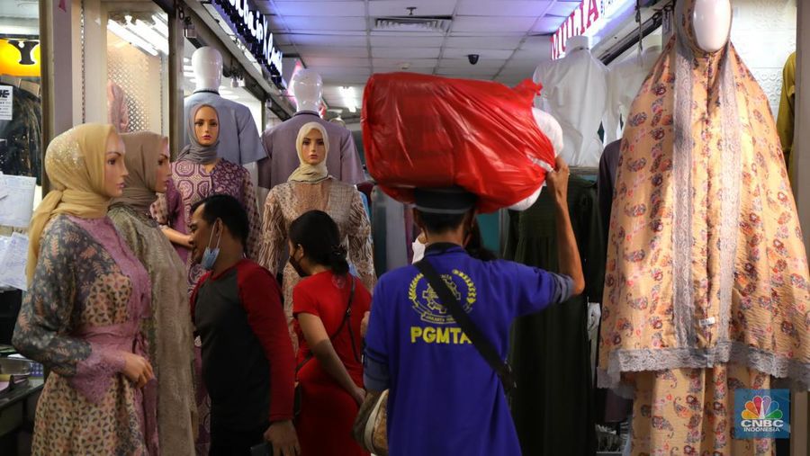 Pengunjung berbelanja di Pasar Tanah Abang, Jakarta, Kamis (6/1/2022). Pengelola Blok A Pasar Tanah Abang Jakarta Heri Supriyatna mengatakan pasarnya sudah mulai menggeliat dan terdapat peningkatan transaksi dagang sejak awal Desember 2021 sebesar 75-80 persen jika dibandingkan pada Desember 2020, karena dipengaruhi pelonggaran kebijakan PPKM serta momen mendekati bulan Ramadhan dan Lebaran tahun 2022. Dilokasi menurut Zaki (37) yang berjualan di Blok B Lt. Los F