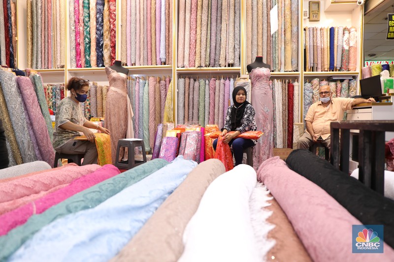Pengunjung berbelanja di Pasar Tanah Abang, Jakarta, Kamis (6/1/2022). Pengelola Blok A Pasar Tanah Abang Jakarta Heri Supriyatna mengatakan pasarnya sudah mulai menggeliat dan terdapat peningkatan transaksi dagang sejak awal Desember 2021 sebesar 75-80 persen jika dibandingkan pada Desember 2020, karena dipengaruhi pelonggaran kebijakan PPKM serta momen mendekati bulan Ramadhan dan Lebaran tahun 2022. Dilokasi menurut Zaki (37) yang berjualan di Blok B Lt. Los F 