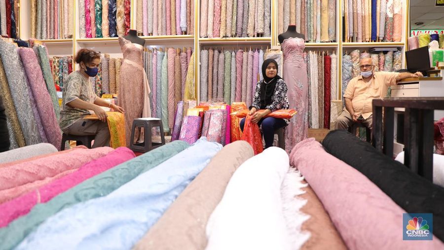 Pengunjung berbelanja di Pasar Tanah Abang, Jakarta, Kamis (6/1/2022). Pengelola Blok A Pasar Tanah Abang Jakarta Heri Supriyatna mengatakan pasarnya sudah mulai menggeliat dan terdapat peningkatan transaksi dagang sejak awal Desember 2021 sebesar 75-80 persen jika dibandingkan pada Desember 2020, karena dipengaruhi pelonggaran kebijakan PPKM serta momen mendekati bulan Ramadhan dan Lebaran tahun 2022. Dilokasi menurut Zaki (37) yang berjualan di Blok B Lt. Los F