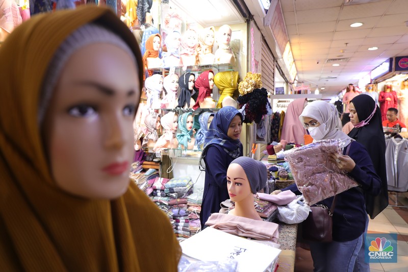 Suasana Pasar Tanah Abang, Jakarta, Kamis (6/1/2022) Pengunjung berbelanja di Pasar Tanah Abang, Jakarta, Kamis (6/1/2022). Pengelola Blok A Pasar Tanah Abang Jakarta Heri Supriyatna mengatakan pasarnya sudah mulai menggeliat dan terdapat peningkatan transaksi dagang sejak awal Desember 2021 sebesar 75-80 persen jika dibandingkan pada Desember 2020, karena dipengaruhi pelonggaran kebijakan PPKM serta momen mendekati bulan Ramadhan dan Lebaran tahun 2022. Dilokasi menurut Zaki (37) yang berjualan di Blok B Lt. Los F