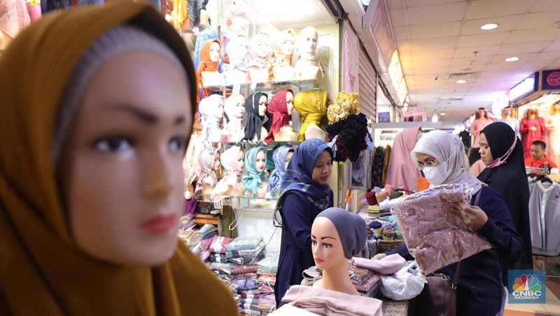 Pengunjung berbelanja di Pasar Tanah Abang, Jakarta, Kamis (6/1/2022). Pengelola Blok A Pasar Tanah Abang Jakarta Heri Supriyatna mengatakan pasarnya sudah mulai menggeliat dan terdapat peningkatan transaksi dagang sejak awal Desember 2021 sebesar 75-80 persen jika dibandingkan pada Desember 2020, karena dipengaruhi pelonggaran kebijakan PPKM serta momen mendekati bulan Ramadhan dan Lebaran tahun 2022. Dilokasi menurut Zaki (37) yang berjualan di Blok B Lt. Los F 