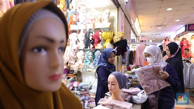 Suasana Pasar Tanah Abang, Jakarta, Kamis (6/1/2022) Pengunjung berbelanja di Pasar Tanah Abang, Jakarta, Kamis (6/1/2022). Pengelola Blok A Pasar Tanah Abang Jakarta Heri Supriyatna mengatakan pasarnya sudah mulai menggeliat dan terdapat peningkatan transaksi dagang sejak awal Desember 2021 sebesar 75-80 persen jika dibandingkan pada Desember 2020, karena dipengaruhi pelonggaran kebijakan PPKM serta momen mendekati bulan Ramadhan dan Lebaran tahun 2022. Dilokasi menurut Zaki (37) yang berjualan di Blok B Lt. Los F