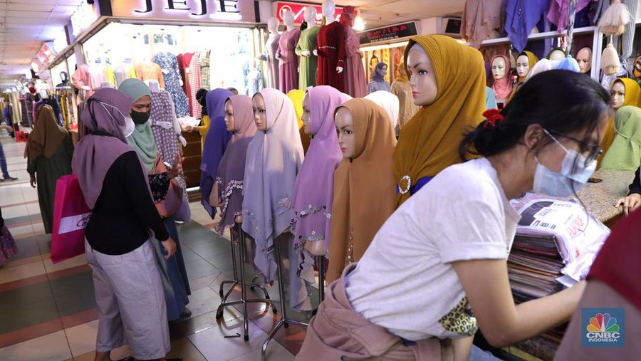 Suasana Pasar Tanah Abang, Jakarta, Kamis (6/1/2022)