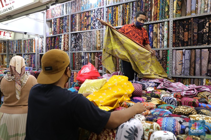 Suasana Pasar Tanah Abang, Jakarta, Kamis (6/1/2022) Pengunjung berbelanja di Pasar Tanah Abang, Jakarta, Kamis (6/1/2022). Pengelola Blok A Pasar Tanah Abang Jakarta Heri Supriyatna mengatakan pasarnya sudah mulai menggeliat dan terdapat peningkatan transaksi dagang sejak awal Desember 2021 sebesar 75-80 persen jika dibandingkan pada Desember 2020, karena dipengaruhi pelonggaran kebijakan PPKM serta momen mendekati bulan Ramadhan dan Lebaran tahun 2022. Dilokasi menurut Zaki (37) yang berjualan di Blok B Lt. Los F