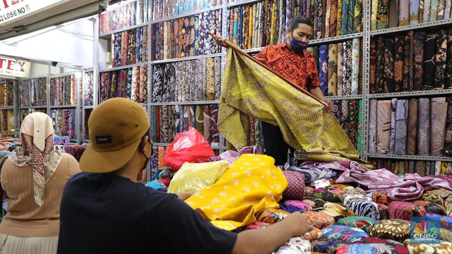 Pengunjung berbelanja di Pasar Tanah Abang, Jakarta, Kamis (6/1/2022). Pengelola Blok A Pasar Tanah Abang Jakarta Heri Supriyatna mengatakan pasarnya sudah mulai menggeliat dan terdapat peningkatan transaksi dagang sejak awal Desember 2021 sebesar 75-80 persen jika dibandingkan pada Desember 2020, karena dipengaruhi pelonggaran kebijakan PPKM serta momen mendekati bulan Ramadhan dan Lebaran tahun 2022. Dilokasi menurut Zaki (37) yang berjualan di Blok B Lt. Los F