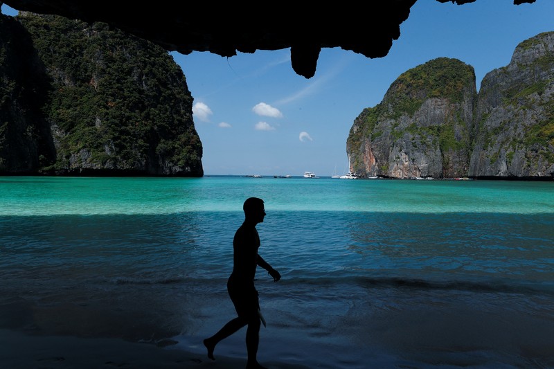 Turis mengunjungi teluk Maya di provinsi Krabi, Thailand Turis mengunjungi teluk Maya setelah Thailand membuka kembali pantainya yang terkenal di dunia setelah ditutup selama lebih dari tiga tahun untuk pemulihan ekosistem dari dampak overtourism di provinsi Krabi, Thailand, Selasa (3/1/2022). (REUTERS/Athit Perawongmetha)
