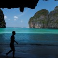 Turis mengunjungi teluk Maya setelah Thailand membuka kembali pantainya yang terkenal di dunia setelah ditutup selama lebih dari tiga tahun untuk pemulihan ekosistem dari dampak overtourism di provinsi Krabi, Thailand, Selasa (3/1/2022). (REUTERS/Jor