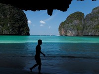 Turis mengunjungi teluk Maya setelah Thailand membuka kembali pantainya yang terkenal di dunia setelah ditutup selama lebih dari tiga tahun untuk pemulihan ekosistem dari dampak overtourism di provinsi Krabi, Thailand, Selasa (3/1/2022). (REUTERS/Jor