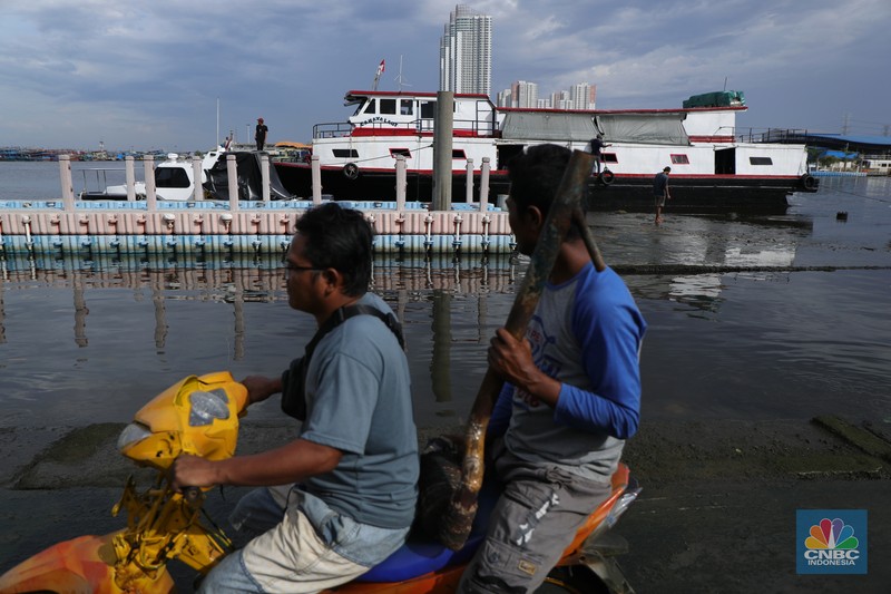 bersih-bersih usai banjir rob di pelabuhan kali adem Petugas PPSU membersihkan sampah setelah terjadi banjir rob di Pelabuhan Kali Adem, Muara Angke, Jakarta, Jumat (7/1/2022). Setelah terendam banjir rob, petugas PPSU tetap sigap bersihkan sampah yang mengambang terbawa air laut. Suku Dinas Lingkungan Hidup (LH) Kota Administrasi Jakarta Utara membentuk tim khusus yang bertugas untuk menangani sampah pasca banjir rob yang terjadi di beberapa wilayah seperti di Muara Angke dan Sunda Kelapa. Menurut petugas PPSU