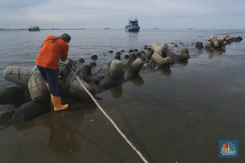 bersih-bersih usai banjir rob di pelabuhan kali adem Petugas PPSU membersihkan sampah setelah terjadi banjir rob di Pelabuhan Kali Adem, Muara Angke, Jakarta, Jumat (7/1/2022). Setelah terendam banjir rob, petugas PPSU tetap sigap bersihkan sampah yang mengambang terbawa air laut. Suku Dinas Lingkungan Hidup (LH) Kota Administrasi Jakarta Utara membentuk tim khusus yang bertugas untuk menangani sampah pasca banjir rob yang terjadi di beberapa wilayah seperti di Muara Angke dan Sunda Kelapa. Menurut petugas PPSU