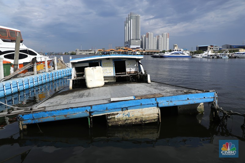 bersih-bersih usai banjir rob di pelabuhan kali adem Petugas PPSU membersihkan sampah setelah terjadi banjir rob di Pelabuhan Kali Adem, Muara Angke, Jakarta, Jumat (7/1/2022). Setelah terendam banjir rob, petugas PPSU tetap sigap bersihkan sampah yang mengambang terbawa air laut. Suku Dinas Lingkungan Hidup (LH) Kota Administrasi Jakarta Utara membentuk tim khusus yang bertugas untuk menangani sampah pasca banjir rob yang terjadi di beberapa wilayah seperti di Muara Angke dan Sunda Kelapa. Menurut petugas PPSU