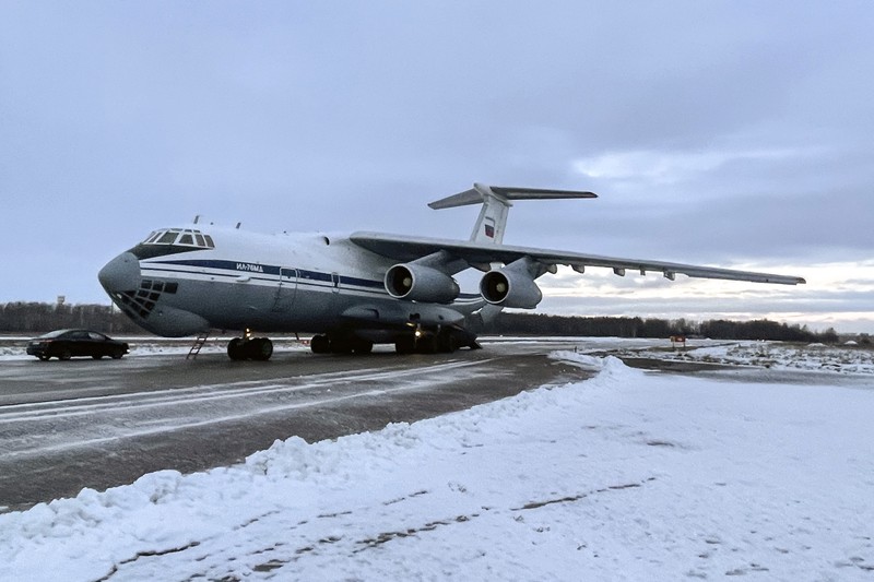 Pasukan penjaga perdamaian Rusia terbang ke Kazakhstan Pasukan penjaga perdamaian Rusia menaiki pesawat militer Rusia di sebuah lapangan terbang di luar Moskow, di Rusia untuk terbang ke Kazakhstan Kamis (6/1/2022). Sebuah aliansi militer yang dipimpin Rusia, Organisasi Perjanjian Keamanan Kolektif, mengatakan Kamis pagi bahwa mereka akan mengirim pasukan penjaga perdamaian ke Kazakhstan atas permintaan Presiden Kassym-Jomart Tokayev. (Russian Defense Ministry Press Service via AP)
