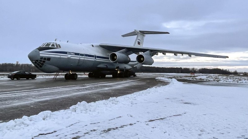 Pasukan penjaga perdamaian Rusia menaiki pesawat militer Rusia di sebuah lapangan terbang di luar Moskow, di Rusia untuk terbang ke Kazakhstan Kamis (6/1/2022). Sebuah aliansi militer yang dipimpin Rusia, Organisasi Perjanjian Keamanan Kolektif, mengatakan Kamis pagi bahwa mereka akan mengirim pasukan penjaga perdamaian ke Kazakhstan atas permintaan Presiden Kassym-Jomart Tokayev. (Russian Defense Ministry Press Service via AP)