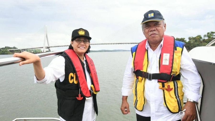 Menteri Keuangan Sri Mulyani bersama Menteri PUPR Basuki Hadimuljono mengunjungi lokasi dibangunnya jembatan penghubung Kota Balikpapan dengan Penajam Paser Utara. (Tangkapan Layar via Instagram @smindrawati)