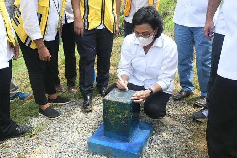 Menteri Keuangan Sri Mulyani bersama Menteri PUPR Basuki Hadimuljono mengunjungi titik NOL lokasi rancangan pembangunan Ibu Kota Negara (IKN) di lokasi Penajam Paser Kalimantan Timur. (Tangkapan Layar via Instagram @smindrawati)