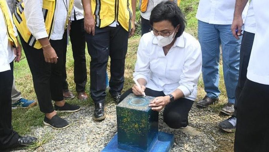Menteri Keuangan Sri Mulyani bersama Menteri PUPR Basuki Hadimuljono mengunjungi titik NOL lokasi rancangan pembangunan Ibu Kota Negara (IKN) di lokasi Penajam Paser Kalimantan Timur.