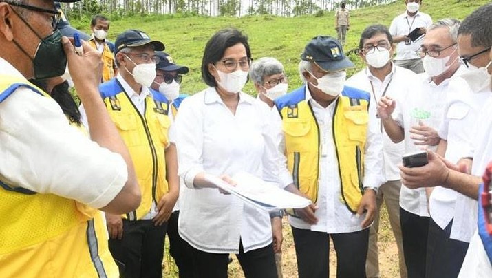 Menteri Keuangan Sri Mulyani bersama Menteri PUPR Basuki Hadimuljono mengunjungi titik NOL lokasi rancangan pembangunan Ibu Kota Negara (IKN) di lokasi Penajam Paser Kalimantan Timur. (Tangkapan Layar via Instagram @smindrawati)