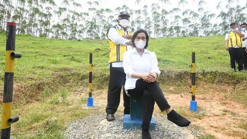 Menteri Keuangan Sri Mulyani bersama Menteri PUPR Basuki Hadimuljono mengunjungi titik NOL lokasi rancangan pembangunan Ibu Kota Negara (IKN) di lokasi Penajam Paser Kalimantan Timur. (Tangkapan Layar via Instagram @smindrawati)