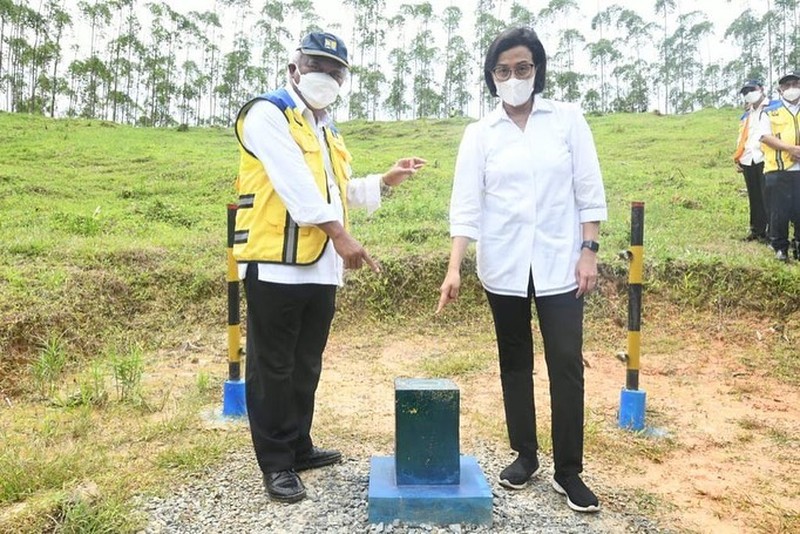 Menteri Keuangan Sri Mulyani bersama Menteri PUPR Basuki Hadimuljono mengunjungi titik NOL lokasi rancangan pembangunan Ibu Kota Negara (IKN) di lokasi Penajam Paser Kalimantan Timur. (Tangkapan Layar via Instagram @smindrawati)