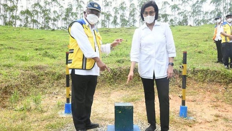 Menteri Keuangan Sri Mulyani bersama Menteri PUPR Basuki Hadimuljono mengunjungi titik NOL lokasi rancangan pembangunan Ibu Kota Negara (IKN) di lokasi Penajam Paser Kalimantan Timur. (Tangkapan Layar via Instagram @smindrawati)
