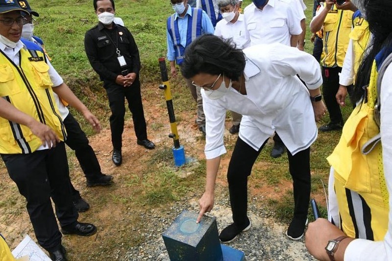 Menteri Keuangan Sri Mulyani bersama Menteri PUPR Basuki Hadimuljono mengunjungi titik NOL lokasi rancangan pembangunan Ibu Kota Negara (IKN) di lokasi Penajam Paser Kalimantan Timur. Menteri Keuangan Sri Mulyani bersama Menteri PUPR Basuki Hadimuljono mengunjungi titik NOL lokasi rancangan pembangunan Ibu Kota Negara (IKN) di lokasi Penajam Paser Kalimantan Timur. (Tangkapan Layar via Instagram @smindrawati)