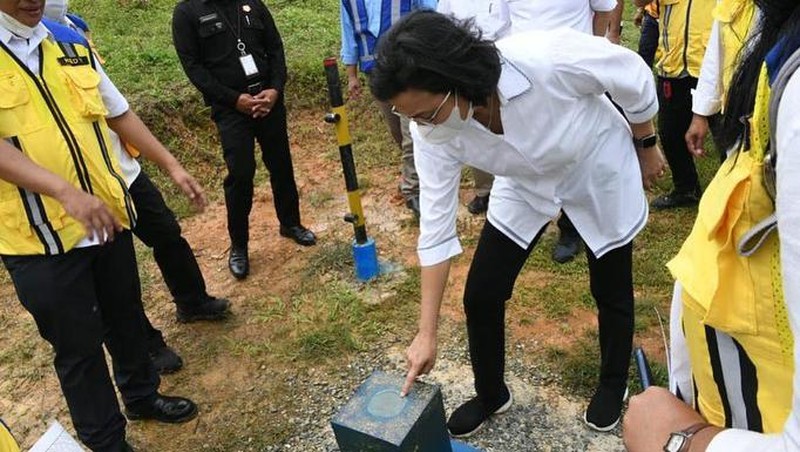 Menteri Keuangan Sri Mulyani bersama Menteri PUPR Basuki Hadimuljono mengunjungi titik NOL lokasi rancangan pembangunan Ibu Kota Negara (IKN) di lokasi Penajam Paser Kalimantan Timur. (Tangkapan Layar via Instagram @smindrawati)