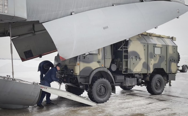 Pasukan penjaga perdamaian Rusia terbang ke Kazakhstan Pasukan penjaga perdamaian Rusia menaiki pesawat militer Rusia di sebuah lapangan terbang di luar Moskow, di Rusia untuk terbang ke Kazakhstan Kamis (6/1/2022). Sebuah aliansi militer yang dipimpin Rusia, Organisasi Perjanjian Keamanan Kolektif, mengatakan Kamis pagi bahwa mereka akan mengirim pasukan penjaga perdamaian ke Kazakhstan atas permintaan Presiden Kassym-Jomart Tokayev. (Russian Defense Ministry Press Service via AP)