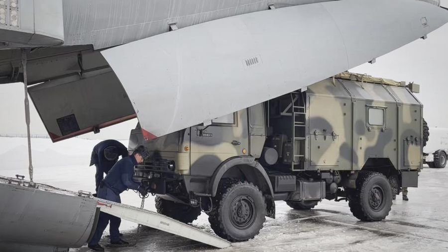 Pasukan penjaga perdamaian Rusia menaiki pesawat militer Rusia di sebuah lapangan terbang di luar Moskow, di Rusia untuk terbang ke Kazakhstan Kamis (6/1/2022). Sebuah aliansi militer yang dipimpin Rusia, Organisasi Perjanjian Keamanan Kolektif, mengatakan Kamis pagi bahwa mereka akan mengirim pasukan penjaga perdamaian ke Kazakhstan atas permintaan Presiden Kassym-Jomart Tokayev. (Russian Defense Ministry Press Service via AP)