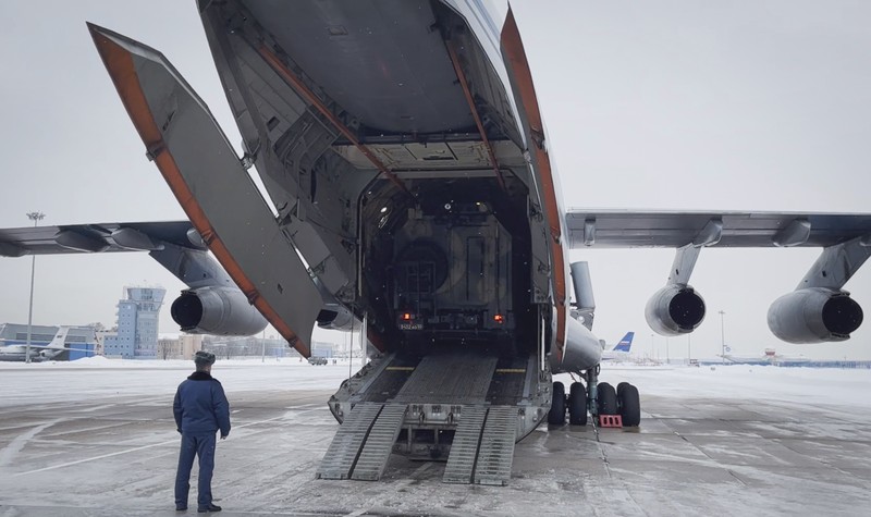 Pasukan penjaga perdamaian Rusia menaiki pesawat militer Rusia di sebuah lapangan terbang di luar Moskow, di Rusia untuk terbang ke Kazakhstan Kamis (6/1/2022). Sebuah aliansi militer yang dipimpin Rusia, Organisasi Perjanjian Keamanan Kolektif, mengatakan Kamis pagi bahwa mereka akan mengirim pasukan penjaga perdamaian ke Kazakhstan atas permintaan Presiden Kassym-Jomart Tokayev. (Russian Defense Ministry Press Service via AP)