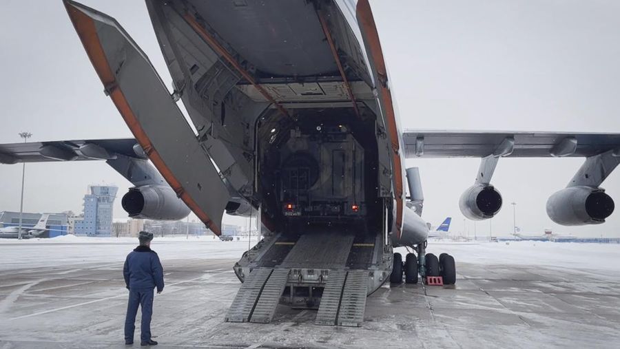 Pasukan penjaga perdamaian Rusia menaiki pesawat militer Rusia di sebuah lapangan terbang di luar Moskow, di Rusia untuk terbang ke Kazakhstan Kamis (6/1/2022). Sebuah aliansi militer yang dipimpin Rusia, Organisasi Perjanjian Keamanan Kolektif, mengatakan Kamis pagi bahwa mereka akan mengirim pasukan penjaga perdamaian ke Kazakhstan atas permintaan Presiden Kassym-Jomart Tokayev. (Russian Defense Ministry Press Service via AP)