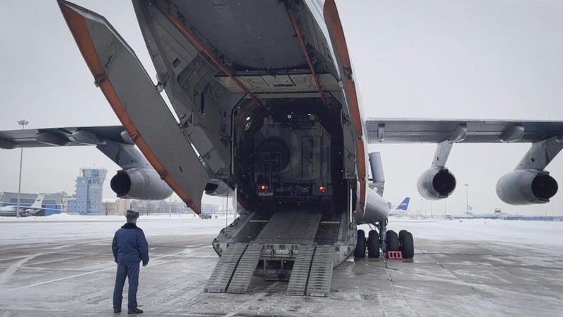 Pasukan penjaga perdamaian Rusia menaiki pesawat militer Rusia di sebuah lapangan terbang di luar Moskow, di Rusia untuk terbang ke Kazakhstan Kamis (6/1/2022). Sebuah aliansi militer yang dipimpin Rusia, Organisasi Perjanjian Keamanan Kolektif, mengatakan Kamis pagi bahwa mereka akan mengirim pasukan penjaga perdamaian ke Kazakhstan atas permintaan Presiden Kassym-Jomart Tokayev. (Russian Defense Ministry Press Service via AP)