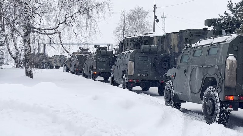 Pasukan penjaga perdamaian Rusia menaiki pesawat militer Rusia di sebuah lapangan terbang di luar Moskow, di Rusia untuk terbang ke Kazakhstan Kamis (6/1/2022). Sebuah aliansi militer yang dipimpin Rusia, Organisasi Perjanjian Keamanan Kolektif, mengatakan Kamis pagi bahwa mereka akan mengirim pasukan penjaga perdamaian ke Kazakhstan atas permintaan Presiden Kassym-Jomart Tokayev. (Russian Defense Ministry Press Service via AP)