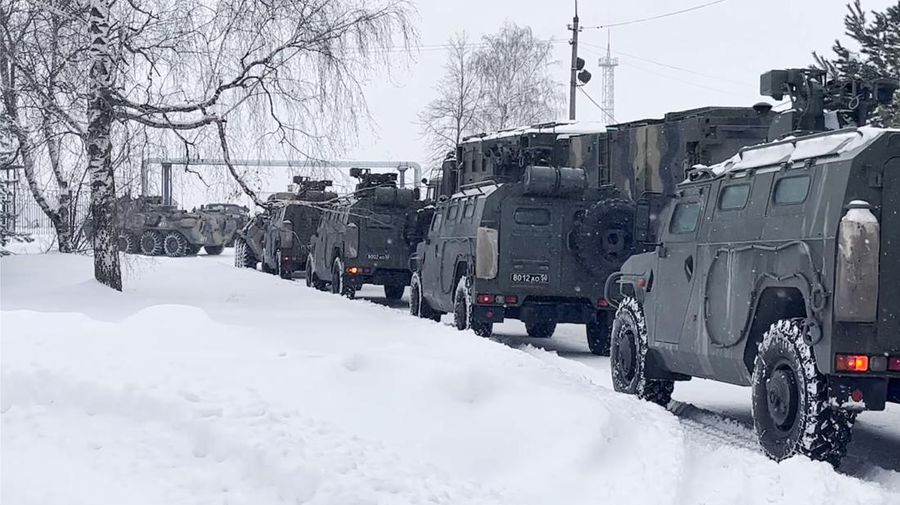 Pasukan penjaga perdamaian Rusia menaiki pesawat militer Rusia di sebuah lapangan terbang di luar Moskow, di Rusia untuk terbang ke Kazakhstan Kamis (6/1/2022). Sebuah aliansi militer yang dipimpin Rusia, Organisasi Perjanjian Keamanan Kolektif, mengatakan Kamis pagi bahwa mereka akan mengirim pasukan penjaga perdamaian ke Kazakhstan atas permintaan Presiden Kassym-Jomart Tokayev. (Russian Defense Ministry Press Service via AP)