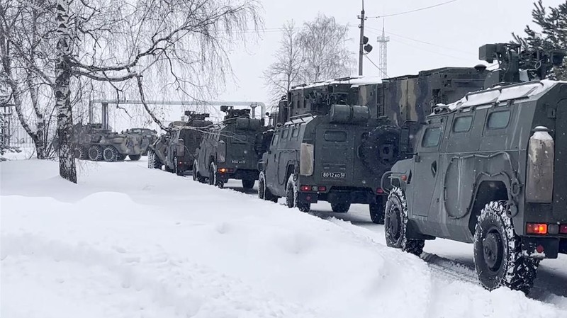 Pasukan penjaga perdamaian Rusia menaiki pesawat militer Rusia di sebuah lapangan terbang di luar Moskow, di Rusia untuk terbang ke Kazakhstan Kamis (6/1/2022). Sebuah aliansi militer yang dipimpin Rusia, Organisasi Perjanjian Keamanan Kolektif, mengatakan Kamis pagi bahwa mereka akan mengirim pasukan penjaga perdamaian ke Kazakhstan atas permintaan Presiden Kassym-Jomart Tokayev. (Russian Defense Ministry Press Service via AP)