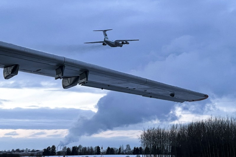 Pasukan penjaga perdamaian Rusia menaiki pesawat militer Rusia di sebuah lapangan terbang di luar Moskow, di Rusia untuk terbang ke Kazakhstan Kamis (6/1/2022). Sebuah aliansi militer yang dipimpin Rusia, Organisasi Perjanjian Keamanan Kolektif, mengatakan Kamis pagi bahwa mereka akan mengirim pasukan penjaga perdamaian ke Kazakhstan atas permintaan Presiden Kassym-Jomart Tokayev. (Russian Defense Ministry Press Service via AP)