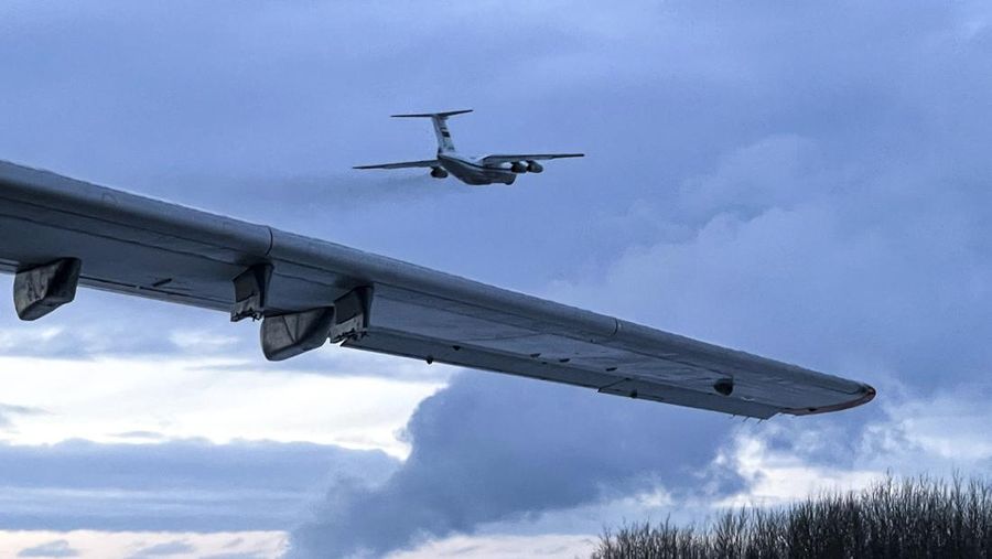Sebuah pesawat militer Rusia dengan pasukan penjaga perdamaian Belarusia terbang di atas lapangan terbang di luar Minsk, Belarusia menuju Kazakhstan Kamis (6/1/2022). Sebuah aliansi militer yang dipimpin Rusia, Organisasi Perjanjian Keamanan Kolektif, mengatakan Kamis pagi bahwa mereka akan mengirim pasukan penjaga perdamaian ke Kazakhstan atas permintaan Presiden Kassym-Jomart Tokayev. (Russian Defense Ministry Press Service via AP)