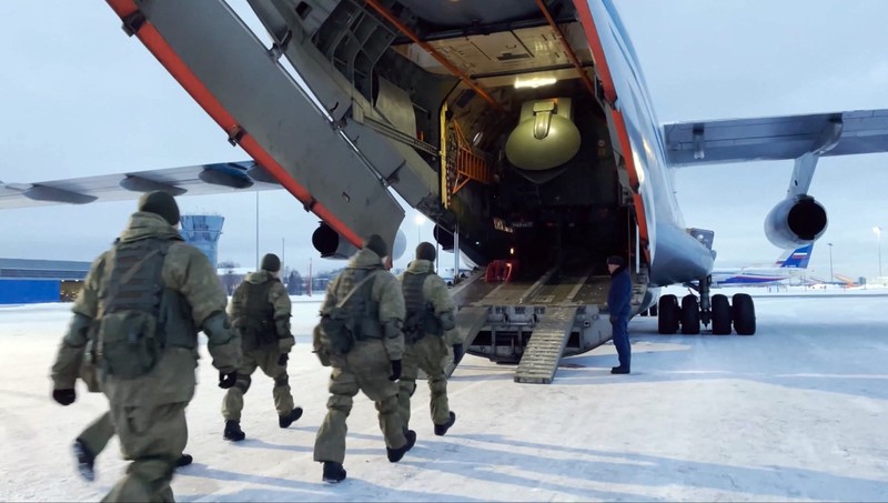 Pasukan penjaga perdamaian Rusia menaiki pesawat militer Rusia di sebuah lapangan terbang di luar Moskow, di Rusia untuk terbang ke Kazakhstan Kamis (6/1/2022). Sebuah aliansi militer yang dipimpin Rusia, Organisasi Perjanjian Keamanan Kolektif, mengatakan Kamis pagi bahwa mereka akan mengirim pasukan penjaga perdamaian ke Kazakhstan atas permintaan Presiden Kassym-Jomart Tokayev. (Russian Defense Ministry Press Service via AP)