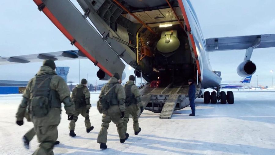 Pasukan penjaga perdamaian Rusia menaiki pesawat militer Rusia di sebuah lapangan terbang di luar Moskow, di Rusia untuk terbang ke Kazakhstan Kamis (6/1/2022). Sebuah aliansi militer yang dipimpin Rusia, Organisasi Perjanjian Keamanan Kolektif, mengatakan Kamis pagi bahwa mereka akan mengirim pasukan penjaga perdamaian ke Kazakhstan atas permintaan Presiden Kassym-Jomart Tokayev. (Russian Defense Ministry Press Service via AP)