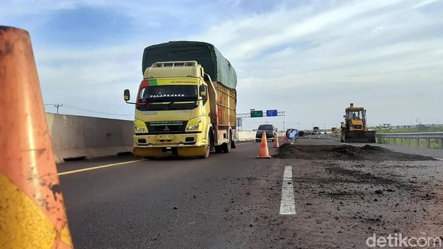 Kecelakaan maut terjadi di ruas tol Palembang-Lampung. Seorang mahasiswa tewas akibat mobilnya mengalami kecelakaan setelah menghindari jalan berlubang. (Tangkapan Layar)