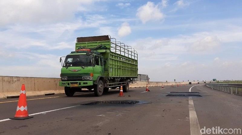 Kecelakaan maut terjadi di ruas tol Palembang-Lampung. Seorang mahasiswa tewas akibat mobilnya mengalami kecelakaan setelah menghindari jalan berlubang. (Tangkapan Layar) Kecelakaan maut terjadi di ruas tol Palembang-Lampung. Seorang mahasiswa tewas akibat mobilnya mengalami kecelakaan setelah menghindari jalan berlubang. (Tangkapan Layar)