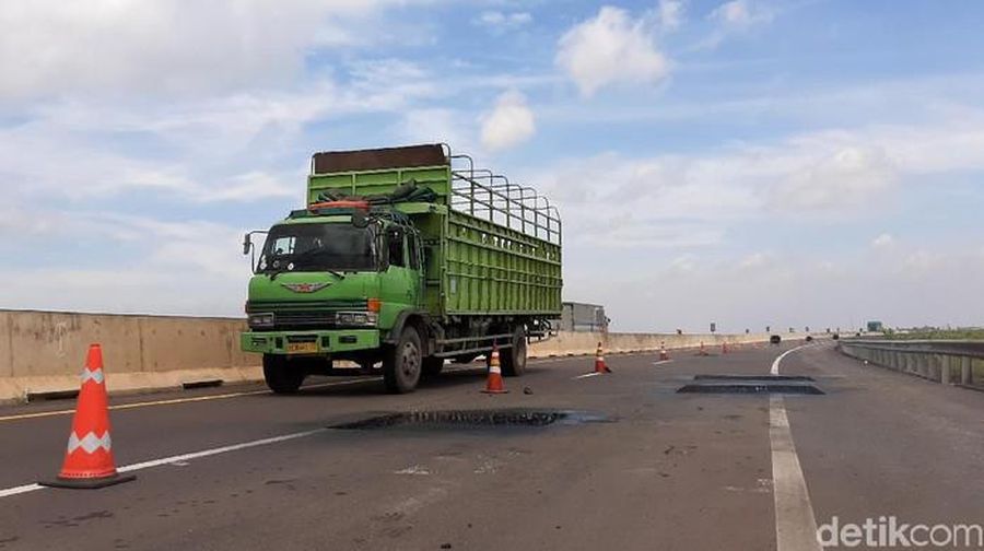 Kecelakaan maut terjadi di ruas tol Palembang-Lampung. Seorang mahasiswa tewas akibat mobilnya mengalami kecelakaan setelah menghindari jalan berlubang. (Tangkapan Layar)