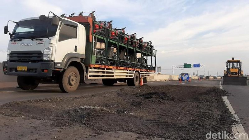 Kecelakaan maut terjadi di ruas tol Palembang-Lampung. Seorang mahasiswa tewas akibat mobilnya mengalami kecelakaan setelah menghindari jalan berlubang. (Tangkapan Layar)