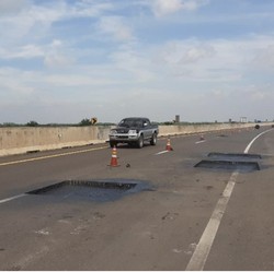 Tol Berlubang Jadi 'Hantu' Jalanan Berbayar di Sumatera