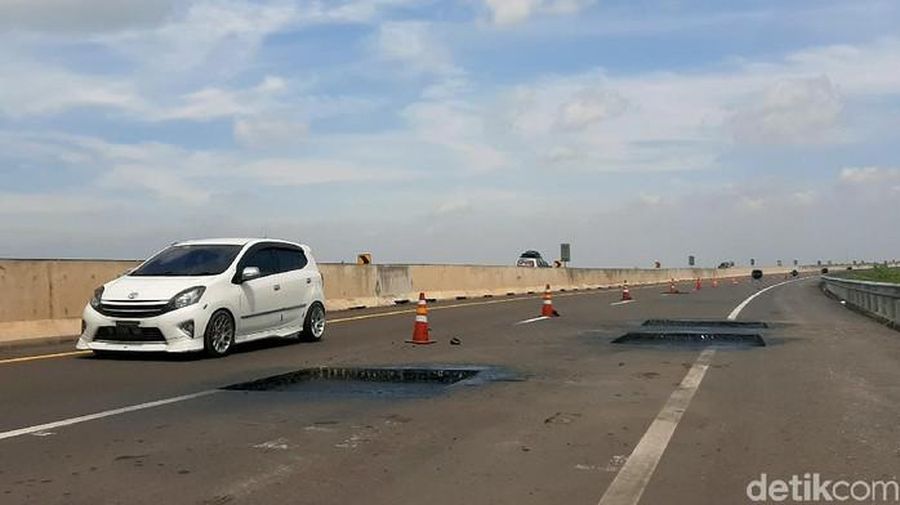 Jalan Berlubang di Tol Palembang-Kayu Agung (Raja Adill/detikcom).