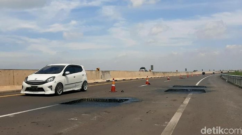 Kecelakaan maut terjadi di ruas tol Palembang-Lampung. Seorang mahasiswa tewas akibat mobilnya mengalami kecelakaan setelah menghindari jalan berlubang. (Tangkapan Layar)