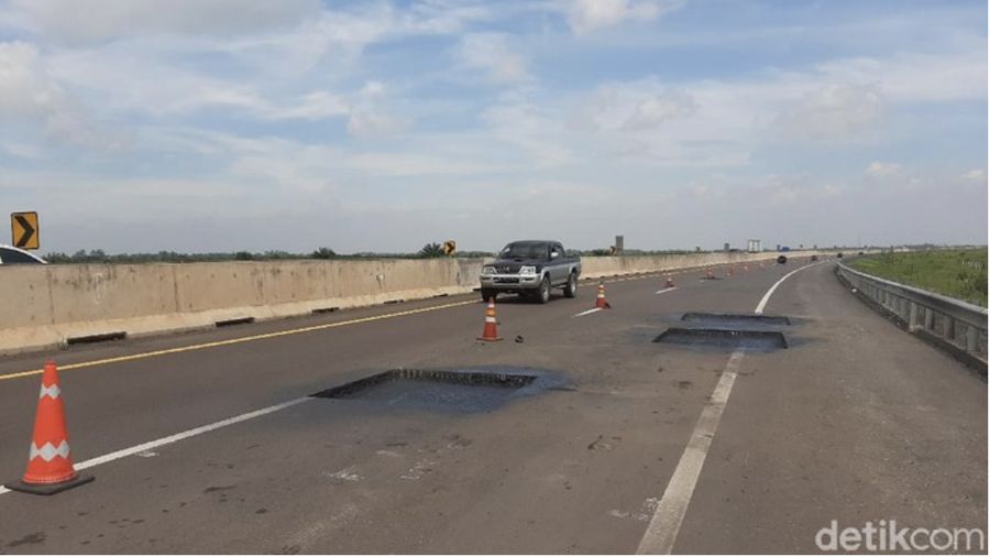 Jalan Berlubang di Tol Palembang-Kayu Agung (Raja Adill/detikcom).