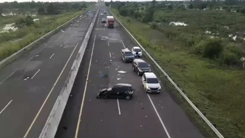 Kecelakaan maut terjadi di ruas tol Palembang-Lampung. Seorang mahasiswa tewas akibat mobilnya mengalami kecelakaan setelah menghindari jalan berlubang. (Tangkapan Layar)