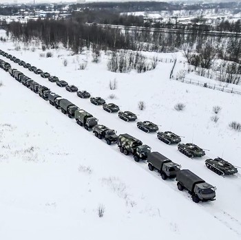Penampakan Tank' Rusia Menanti Diangkut ke Kazakhstan