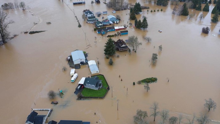Chehalis fire and rescue team members bring a stranded resident to dry land after floodwaters threatened their home following heavy rain in Chehalis, Washington, U.S., January 7, 2022. REUTERS/Nathan Howard