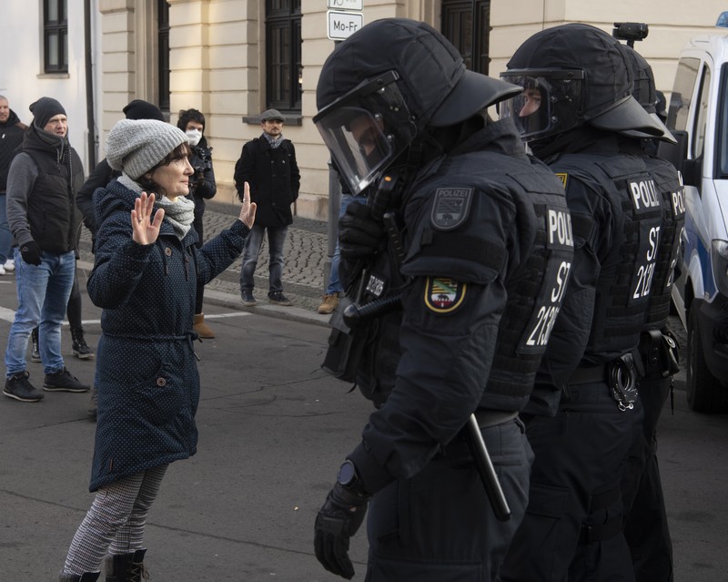 Demonstran memegang spanduk bertuliskan 